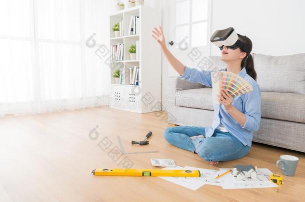 <strong>微笑</strong>的年幼的女人使人疲乏的VirtualReality<strong>虚拟现实</strong>科技护目镜