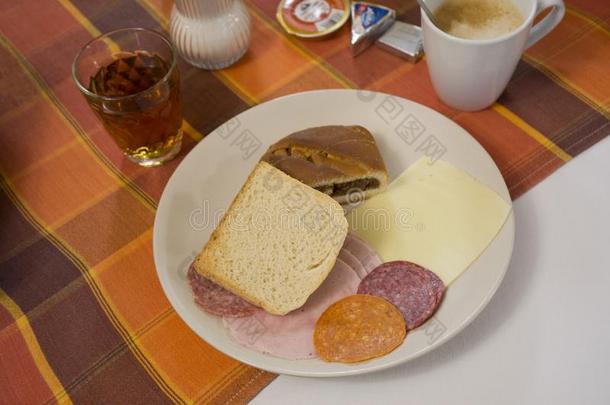 食物和喝关于早餐采用求助在布拉格,捷克人共和国