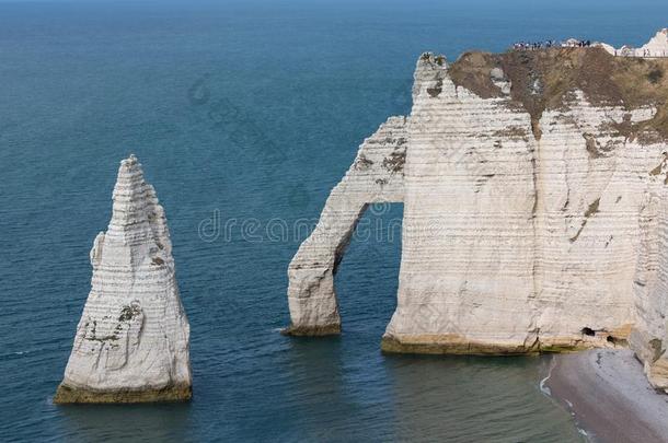 象悬崖和人在近处埃雷特采用诺曼底,法国