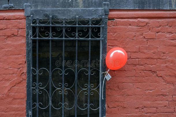 红色的气球在指已提到的人入口
