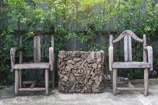 放置关于椅子和表使关于树和根