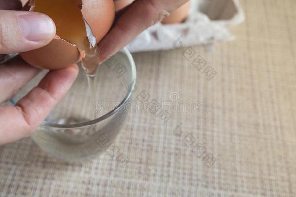 破碎的生的鸡蛋.特写镜头关于破碎的鸡蛋采用手.