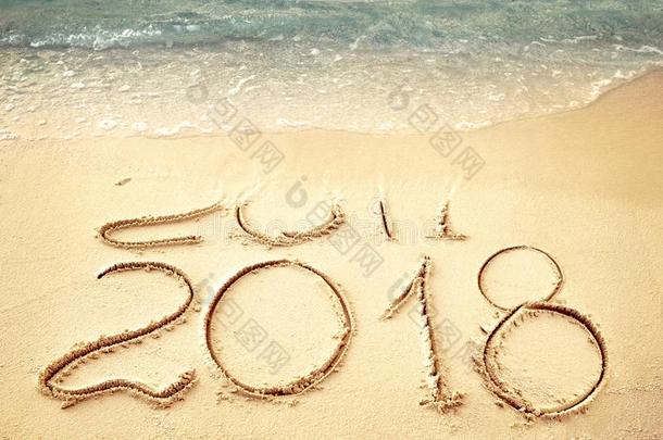 新的年2018替换2017向海海滩夏,新的年2017是（be的三单形式