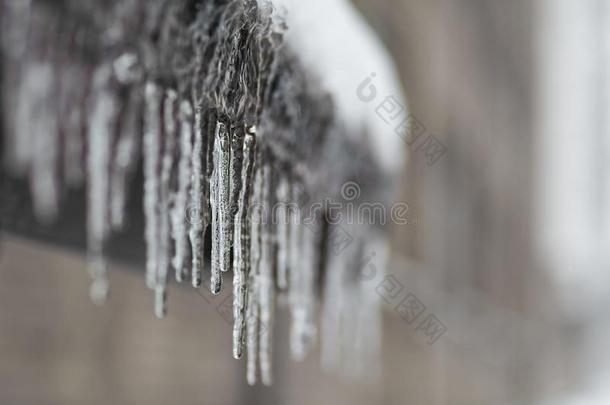 冷冻的冰雪融化成的水冰柱向指已提到的人屋顶,