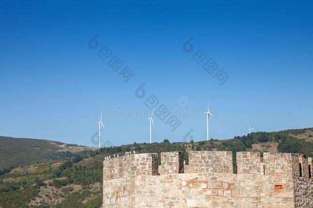 罗马尼亚人风农场和风涡轮机和风车饰面一老的