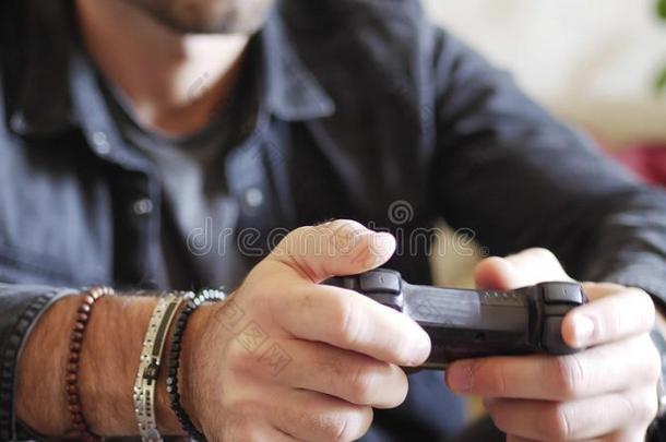 年幼的男人使用操纵杆或游戏手柄f或电子游戏