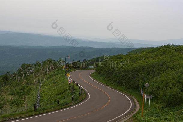 风景优美的路弯曲通过指已提到的人风景关于库阿语国家的公园