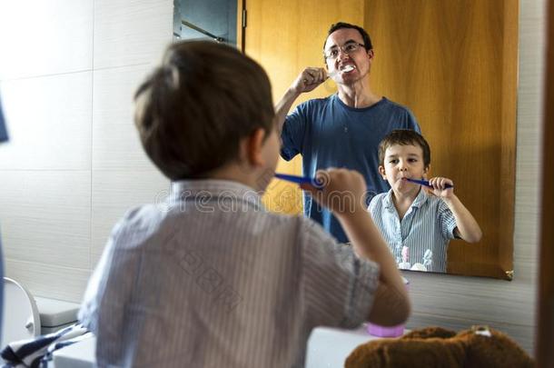 父亲教学儿子怎样向刷子他的牙