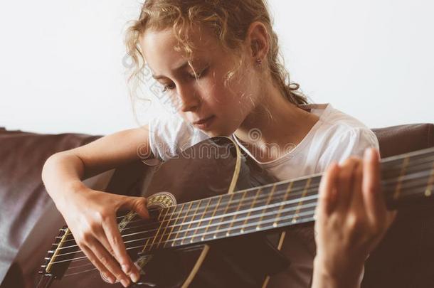 小的女孩比赛吉他.