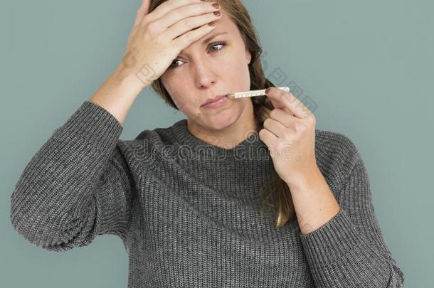 女人疾病温度计寒冷的发热观念