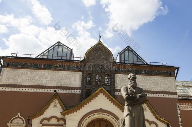 国家特雷雅科夫画廊是（be的三单形式一艺术画廊采用莫斯科,俄罗斯帝国,指已提到的人