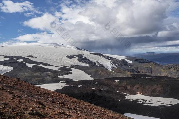 棕色的熔岩田和徒步旅行跟踪大约指已提到的人火山艾贾夫贾拉