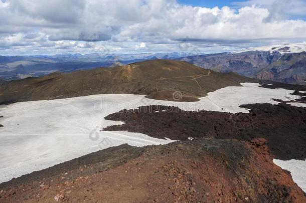 棕色的熔岩田和徒步旅行跟踪大约指已提到的人火山艾贾夫贾拉