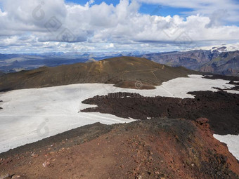 棕色的熔岩田和徒步旅行跟踪大约指已提到的人火山艾贾夫贾拉图片