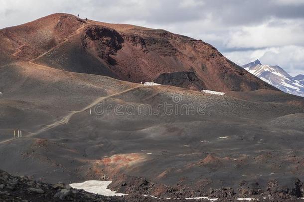 棕色的熔岩田和徒步旅行跟踪大约指已提到的人火山艾贾夫贾拉