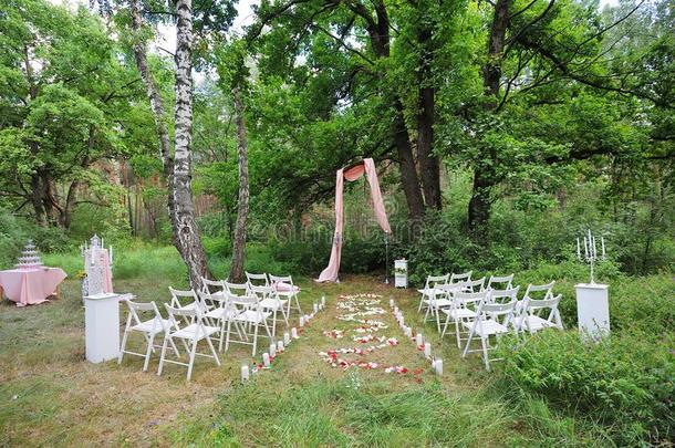 婚礼户外的登记和布置采用一be一utiful森林