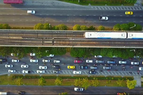 顶看法空气的<strong>照片</strong>从<strong>飞</strong>行的雄蜂向城市风光<strong>照片</strong>运输