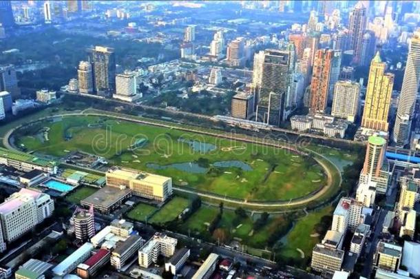 顶看法空气的照片从飞行的雄蜂向城市风光照片运输