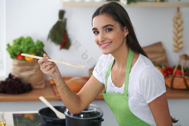 年幼的西班牙的女人或<strong>学生</strong>烹饪术采用厨房