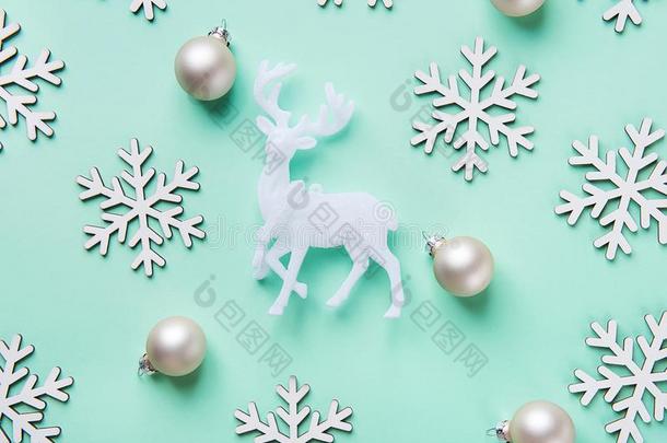 优美的圣诞节新的年招呼卡片海报白色的驯鹿英文字母表的第19个字母