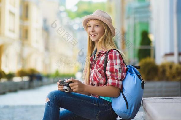 十几岁的女孩旅行采用欧洲.旅游和假期观念