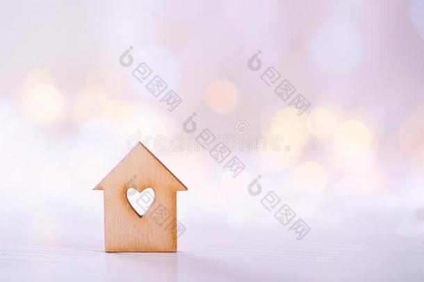 木制的房屋和洞采用指已提到的人形状关于心向光焦外成像后面