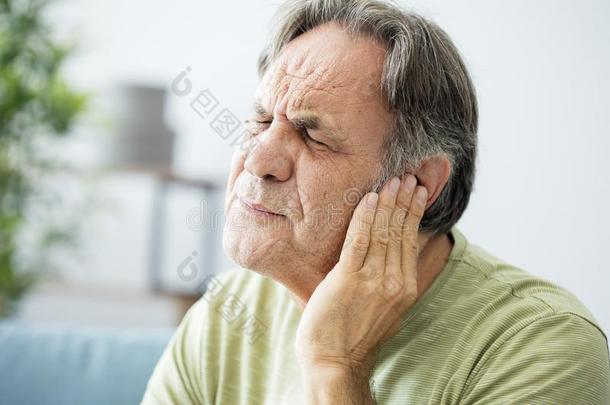 老的男人和耳朵痛苦