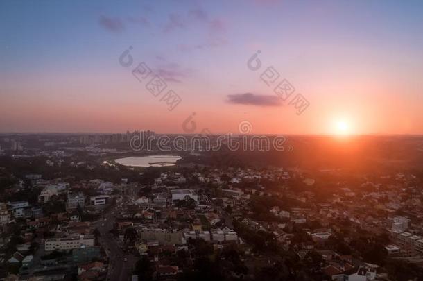 空气的看法关于库里提巴城市和大贵公园在日落-库里蒂