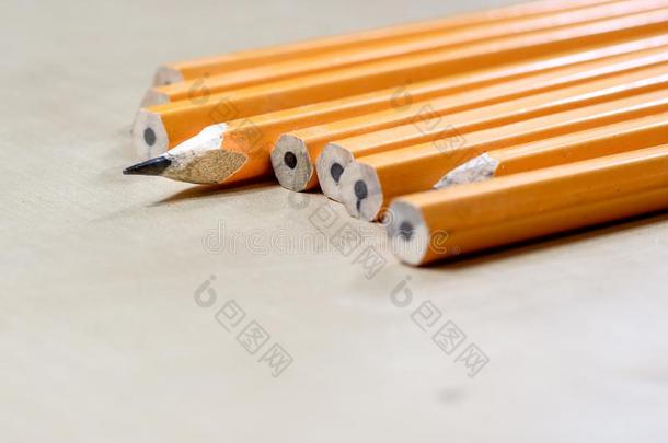 用彩色蜡笔画和铅笔卷笔刀向一木制的办公室t一ble.用彩色蜡笔画wickets三柱门