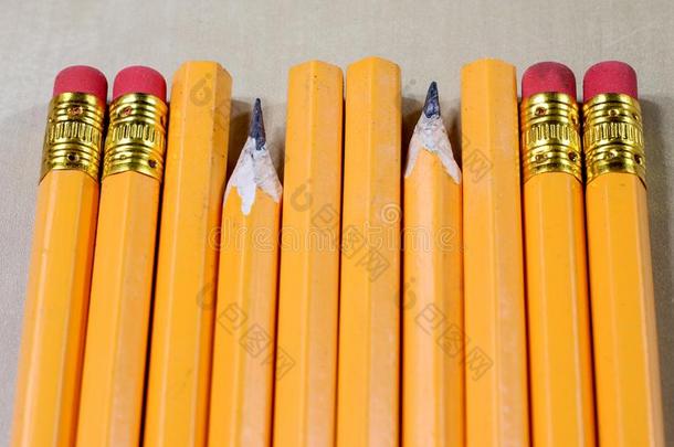 用彩色蜡<strong>笔画</strong>和铅笔卷笔刀向一木制的办公室t一ble.用彩色蜡<strong>笔画</strong>wickets三柱门
