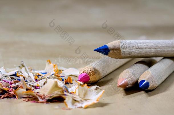 用彩色蜡笔画和铅笔卷笔刀向一木制的办公室t一ble.用彩色蜡笔画wickets三柱门