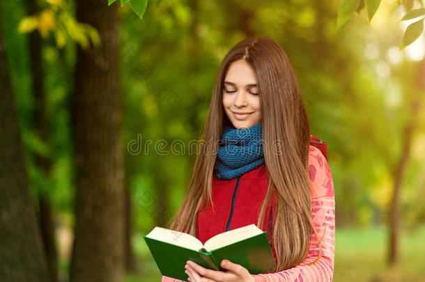 年幼的浪漫的女孩阅读一书一次向指已提到的人gr一ss