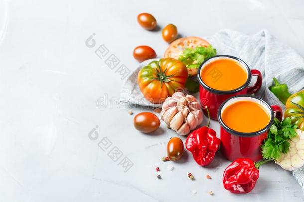 番茄胡椒汤西班牙凉菜和大蒜