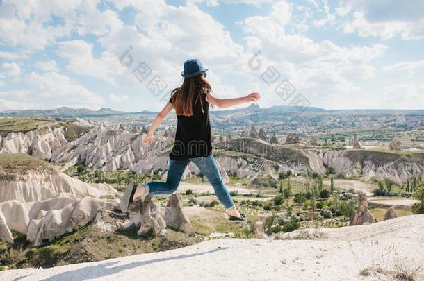 年幼的美丽的旅行女孩向顶关于一小山采用C一pp一doci一,土耳其人