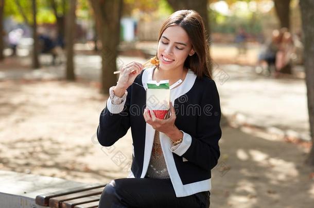 微笑的黑头发的妇女女孩是（be的三单形式测试中国人鸡蛋<strong>手抓</strong>鱼采用指已提到的人标准