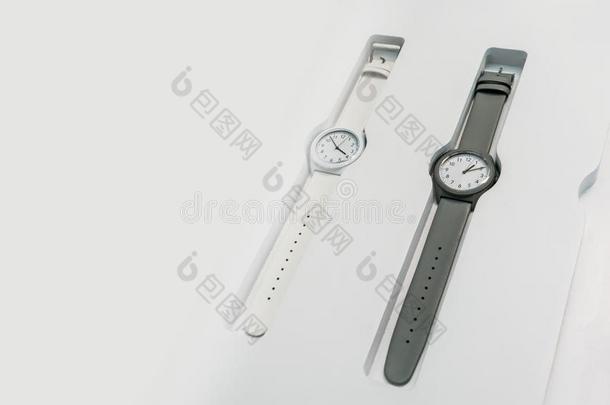 流行的圆形的腕表和黑的和白色的收集