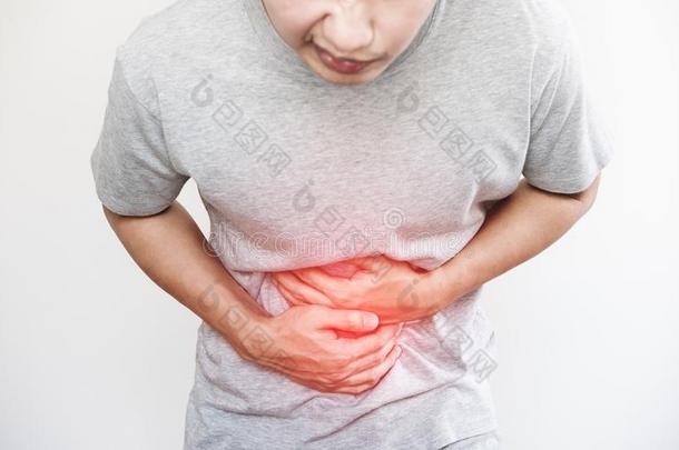 一男人紧迫的他的胃,和红色的强光部份关于胃痛苦一