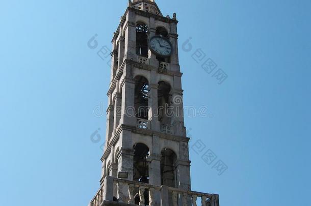 老的钟塔在等待城镇采用伯罗奔尼撒半岛希腊