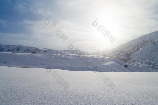 美丽的雪山在黎明太阳