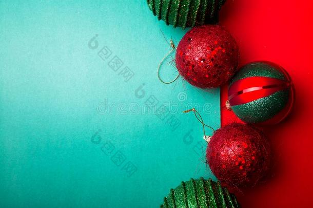 圣诞节球向绿色的和红色的胡椒后退.圣诞节欢迎