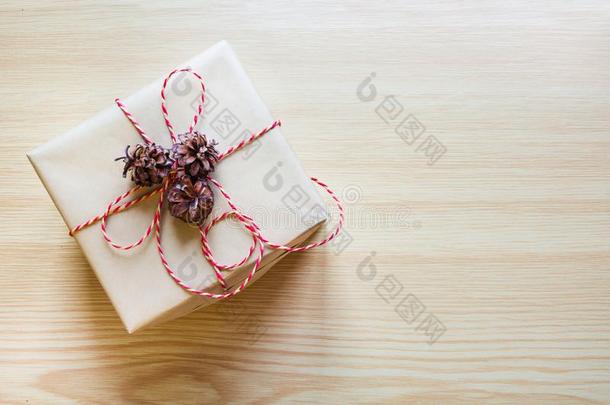 圣诞节现在的有包装的采用手艺纸和布置关于圆锥体向wickets三柱门
