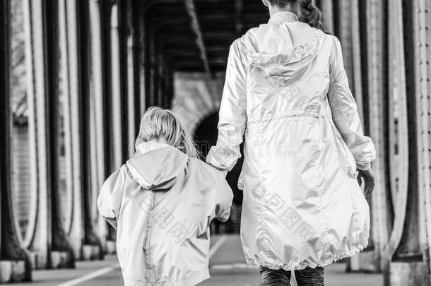 健康的母亲和小孩向P向tdemand需要built-inrobes入墙衣橱-哈基姆桥步行