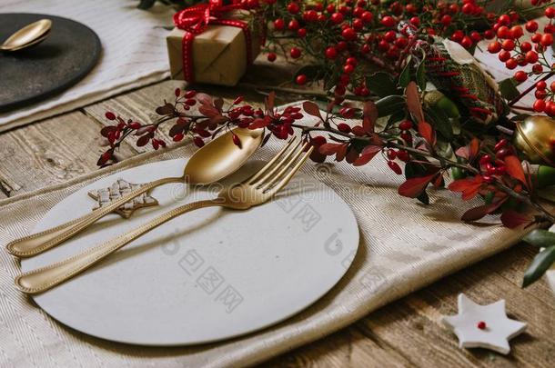 圣诞节表镶嵌,金色的餐具和花环关于n和inas