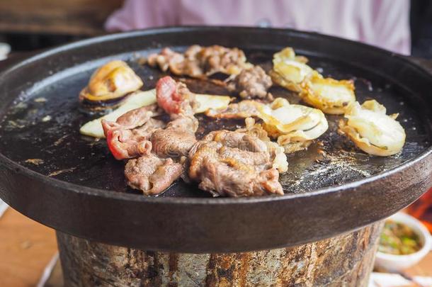 烤的生的肉牛肉和虾一食物烹饪术采用自助餐rest一u