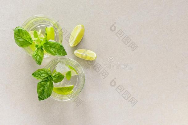 罗勒属植物和姜用酸橙所调的饮料