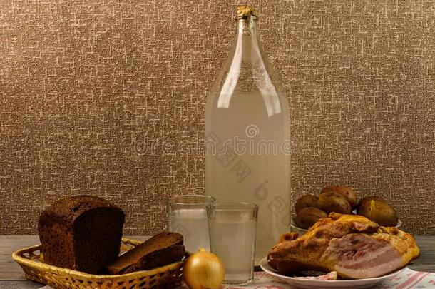 乌克兰人国家的喝和快餐.指已提到的人大的瓶子和玻璃关于