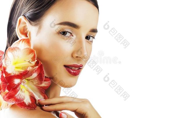 年幼的漂亮的黑头发的妇女真的女人和红色的花石蒜科孤挺花属植物关