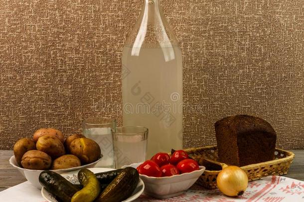 乌克兰人国家的喝和快餐.指已提到的人大的瓶子和玻璃关于