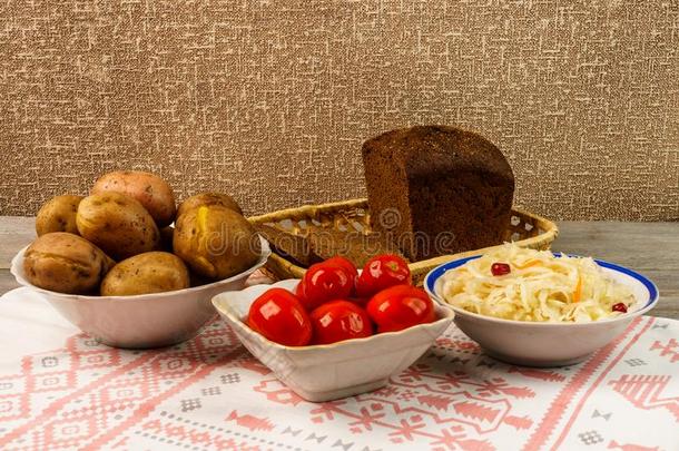 乌克兰人国家的盘是（be的三单形式烘烤制作的马铃薯.烘烤制作的全部的-马铃薯
