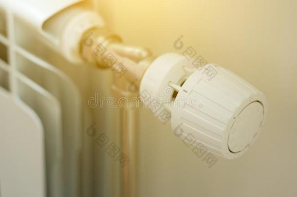 暖气装置暖气片,白色的暖气片采用一寓所.